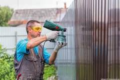 Can you use a paint sprayer for staining a fence?