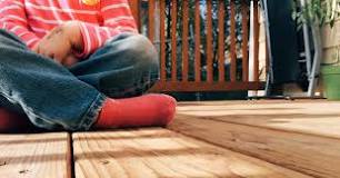 What is the best temperature to stain a deck?