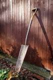 What is a long narrow shovel called?