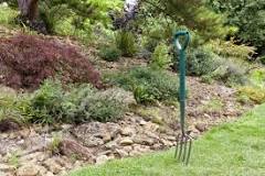 What is the difference between a garden fork and a border fork?