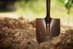 How do you use a digging spade?